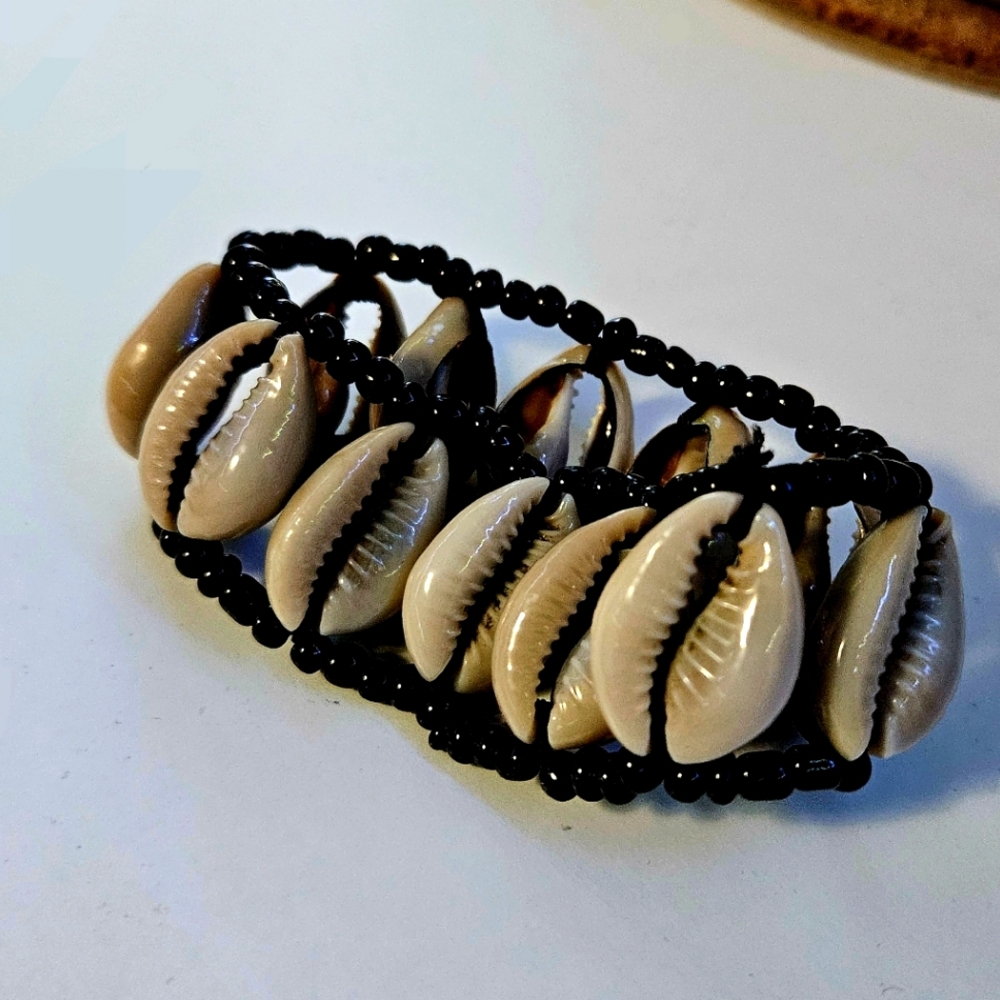 Black beaded shell bracelet